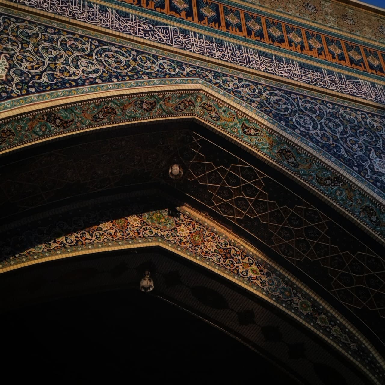 تصویری از طاق کاشیکاری حرم امام رضا